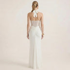 Elegant maxikjole med halterneck – dyp v-hals og rysjedetalj, smal passform, aftenkjole-Dresses-Hvit-S-Maubaru