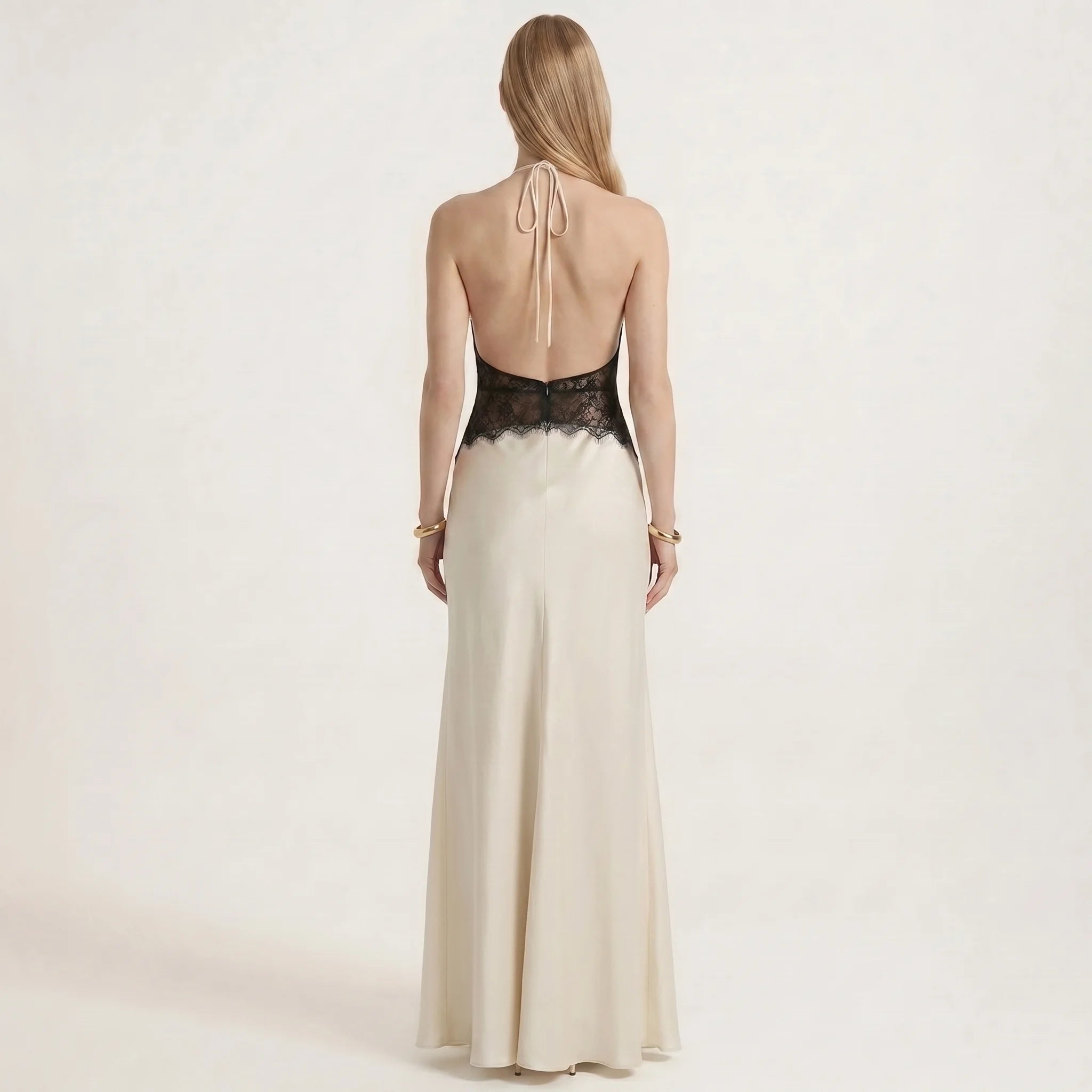 Damekjole med blondemønster og halterneck – Elegant aftenkjole med dyp V-hals og ryggløs-Dresses-Kremfarget-S-Maubaru