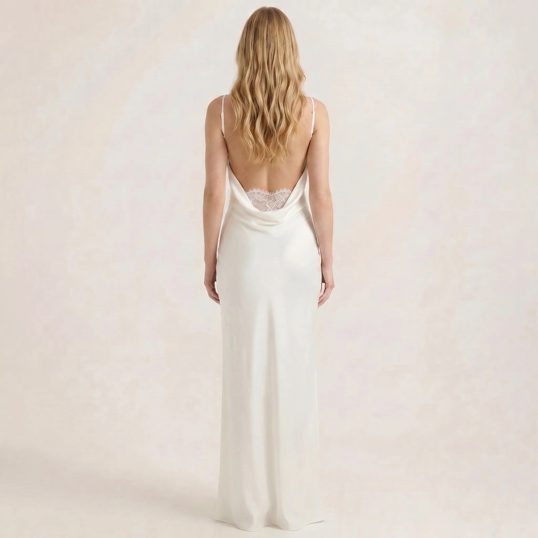 Elegant ermeløs maxikjole for kvinner – Ryggløs aftenkjole med rysjede detaljer-Dresses-Hvit-S-Maubaru